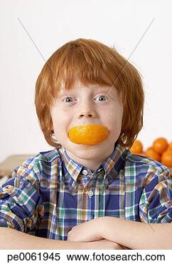 Banco de Imagem - jovem,  menino, 
 cozinha,  laranja, 
 fatia,  seu, 
 boca. fotosearch 
- busca de fotos, 
imagens e clipart