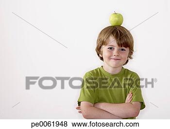 Banco de Imagem - jovem,  menino, 
 equilibrar,  
maçã,  seu,  cabeça. 
fotosearch - busca 
de fotos, imagens 
e clipart