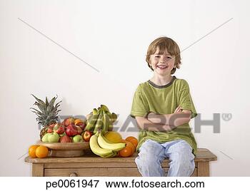 Foto - jovem,   menino, 
  sentando,   
cozinha,   ilha, 
  sortido,   fruta. 
fotosearch - busca 
de fotos, imagens 
e clipart