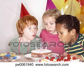 Arquivo de Fotografias - três,   crianças, 
  aniversário, 
  partido,   soprando, 
  saída. fotosearch 
- busca de fotos, 
imagens e clipart