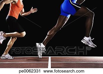 Arquivo de Fotografia - dois,  corredores, 
 raça,  pista, 
 um,  pular,  
cima,  ar. fotosearch 
- busca de fotos, 
imagens e clipart