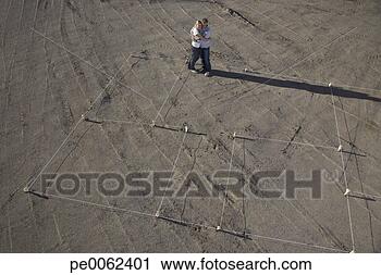 Arquivo de Fotografia - excitado,  par, 
 abraçando,  construção, 
 local,  novo, 
 lar. fotosearch 
- busca de fotos, 
imagens e clipart
