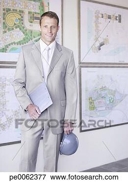 Foto - homem negócios, 
 difícil,  chapéu, 
 frente,  urbano, 
 desenvolvimento. 
fotosearch - busca 
de fotos, imagens 
e clipart
