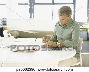 Banco de Imagem - homem negócios, 
 enchimento,  
saída,  paperwork, 
 escritório. fotosearch 
- busca de fotos, 
imagens e clipart