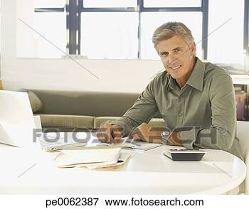 Foto - homem negócios, 
 posar,  laptop, 
 calculadora. 
fotosearch - busca 
de fotos, imagens 
e clipart