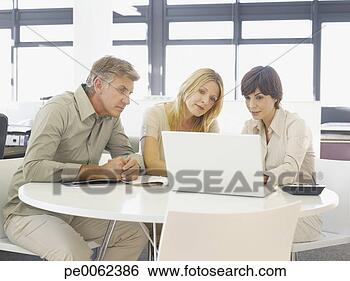Banco de Imagem - par,  olhar,  
laptop,  financeiro, 
 conselheiro. 
fotosearch - busca 
de fotos, imagens 
e clipart