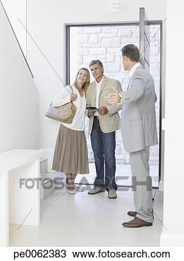 Banco de Imagem - real,  propriedade, 
 agente,  mostrando, 
 par,  novo,  
lar. fotosearch 
- busca de fotos, 
imagens e clipart