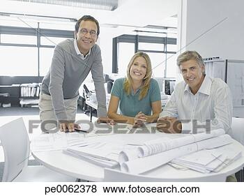 Banco de Imagem - três,  arquitetos, 
 desenhos técnicos. 
fotosearch - busca 
de fotos, imagens 
e clipart