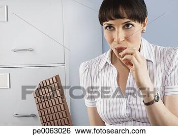 Banco de Imagem - executiva,  indulging, 
 chocolate,  barzinhos. 
fotosearch - busca 
de fotos, imagens 
e clipart