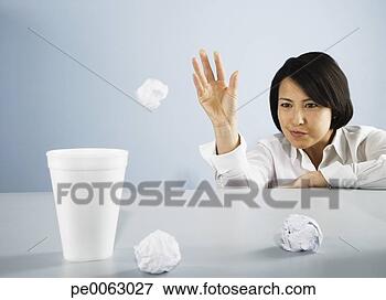 Foto - executiva,  jogar, 
 wastepaper,  
styrofoam,  copo. 
fotosearch - busca 
de fotos, imagens 
e clipart