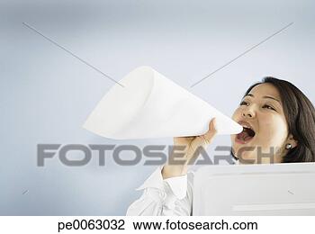 Banco de Imagem - executiva,  shouting, 
 através,  papel, 
 megafone. fotosearch 
- busca de fotos, 
imagens e clipart