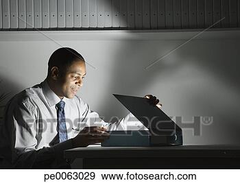 Arquivo Fotográficos - homem negócios, 
 abertura,  glowing, 
 documento,  fichário. 
fotosearch - busca 
de fotos, imagens 
e clipart