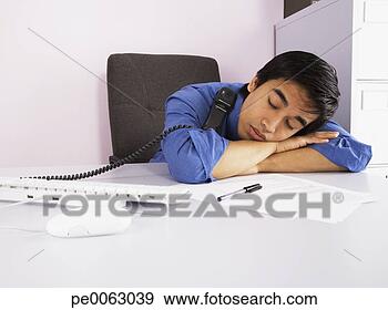 Arquivo Fotográficos - homem negócios, 
 adormecido,  
enquanto,  falando, 
 telefone. fotosearch 
- busca de fotos, 
imagens e clipart