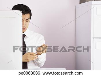 Banco de Imagem - homem negócios, 
 amarrar,  seu, 
 camisa,  cuff. 
fotosearch - busca 
de fotos, imagens 
e clipart