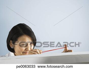 Banco de Imagem - homem negócios, 
 apontar,  borracha, 
 faixa. fotosearch 
- busca de fotos, 
imagens e clipart
