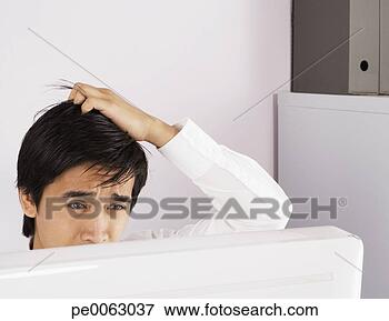 Foto - homem negócios, 
 arranhando,  
seu,  cabeça, 
 confusão. fotosearch 
- busca de fotos, 
imagens e clipart