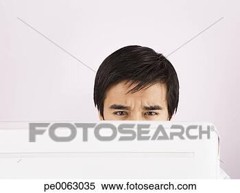 Banco de Imagem - homem negócios, 
 frowning,  seu, 
 computador. fotosearch 
- busca de fotos, 
imagens e clipart