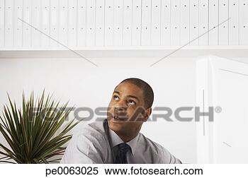 Banco de Imagem - homem negócios, 
 olhar,  cima, 
 computador. fotosearch 
- busca de fotos, 
imagens e clipart