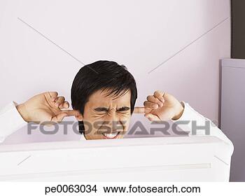 Banco de Imagem - homem negócios, 
 plugging,  seu, 
 orelhas. fotosearch 
- busca de fotos, 
imagens e clipart