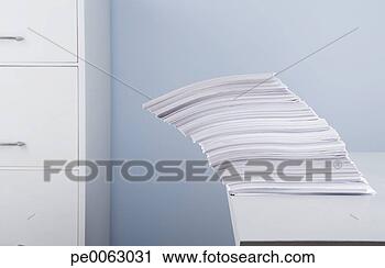 Arquivo de Fotografia - pilha,  paperwork, 
 derrubar. fotosearch 
- busca de fotos, 
imagens e clipart