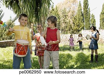 Arquivo de Fotografias - crianças,  tocando, 
 musical,  instrumentos. 
fotosearch - busca 
de fotos, imagens 
e clipart