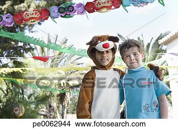 Banco de Imagem - dois,  meninos, 
 vaca,  doutor, 
 trajes,  aniversário, 
 partido. fotosearch 
- busca de fotos, 
imagens e clipart