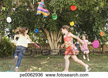 Banco de Imagem - jovem,  meninas, 
 tocando,  aniversário, 
 partido. fotosearch 
- busca de fotos, 
imagens e clipart