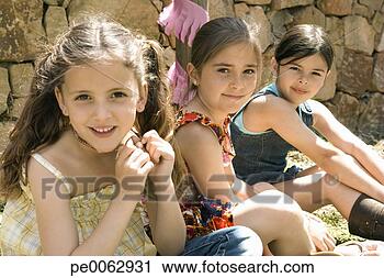 Arquivo de Fotografia - três,  jovem, 
 meninas,  sentando, 
 ao ar livre. 
fotosearch - busca 
de fotos, imagens 
e clipart