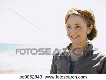 Banco de Imagem - sorrindo,  maduras, 
 mulher,  praia. 
fotosearch - busca 
de fotos, imagens 
e clipart