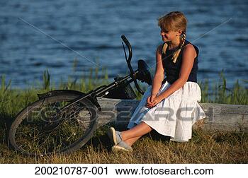 Colecciones de fotografía (Stock Photography) - niña,  bicicleta,   sentado,  registro.  fotosearch - buscar  fotos e imágenes  y foto clipart