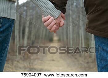 Foto - canadá,  alberta, 
 par,  segurando, 
 mãos. fotosearch 
- busca de fotos, 
imagens e clipart