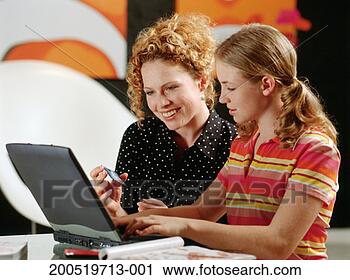 Arquivo de Fotografia - mãe,  filha,  
fazer,  compra, 
 através,  internet. 
fotosearch - busca 
de fotos, imagens 
e clipart