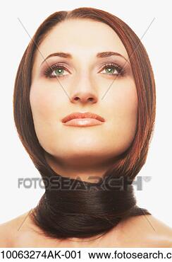 Arquivo de Fotografia - jovem,   mulher, 
  longo,   cabelo, 
  ao redor,   
pescoço. fotosearch 
- busca de fotos, 
imagens e clipart