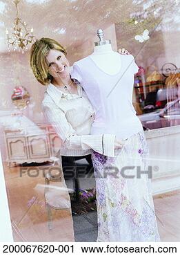 Arquivo de Fotografia - loja,  proprietário, 
 ajustar,  mannequin, 
 loja,  janela, 
 retrato. fotosearch 
- busca de fotos, 
imagens e clipart