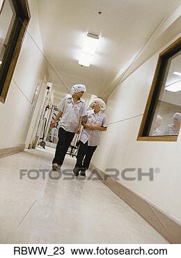 Banco de Imagem - dois,   femininas, 
  fábrica,   trabalhadores, 
  passeio,   baixo. 
fotosearch - busca 
de fotos, imagens 
e clipart