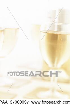 Kép - iszik,   folyadékok, 
  alkoholok,  
 alcoholized, 
  szemüveg. fotosearch 
- keress fotók 
képek és fotó 
clipart