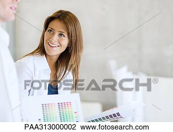 Banco de Imagem - interior,  decorador, 
 swatches,  sorrindo, 
 colega. fotosearch 
- busca de fotos, 
imagens e clipart
