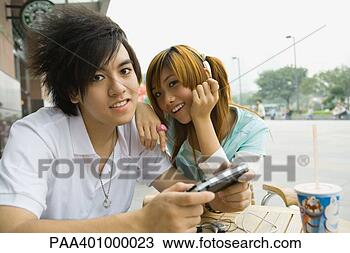Banco de Imagem - adolescente,  
par,  sentando, 
 ao ar livre, 
 café,  menino, 
 segurando. fotosearch 
- busca de fotos, 
imagens e clipart