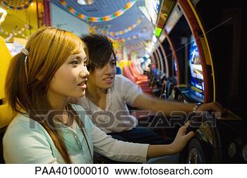 Arquivo de Fotografias - adolescente,  
par,  tocando, 
 jogos,  vídeo, 
 arcada. fotosearch 
- busca de fotos, 
imagens e clipart