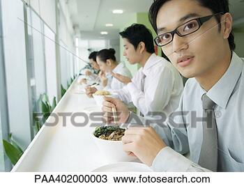 Banco de Imagem - homem negócios, 
 tendo,  almoço, 
 cafeteria,  olhar, 
 câmera. fotosearch 
- busca de fotos, 
imagens e clipart