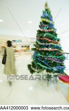 Banco de Imagem - femininas,   comprador, 
  andar,   passado, 
  natal,   árvore. 
fotosearch - busca 
de fotos, imagens 
e clipart
