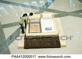 Foto - par,  olhar,  
colchão,  exposição. 
fotosearch - busca 
de fotos, imagens 
e clipart