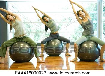 Banco de Imagem - exercício,  classe, 
 lado,  estiramento, 
 aptidão,  bolas. 
fotosearch - busca 
de fotos, imagens 
e clipart