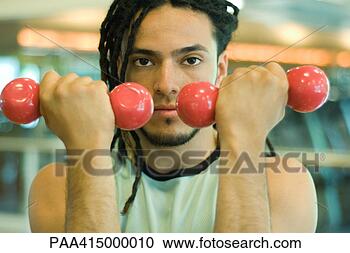 Arquivo de Fotografias - homem,  segurando, 
 cima,  dumbbells. 
fotosearch - busca 
de fotos, imagens 
e clipart