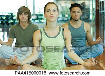 Banco de Imagem - ioga,  classe, 
 jovem,  adultos, 
 sentando,  loto, 
 posição. fotosearch 
- busca de fotos, 
imagens e clipart
