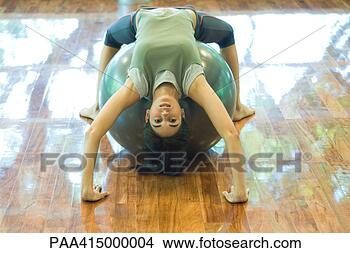 Banco de Imagem - jovem,  mulher, 
 ponte,  posição, 
 sobre,  exercício, 
 bola. fotosearch 
- busca de fotos, 
imagens e clipart