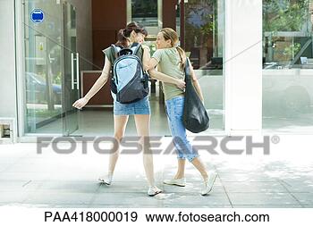 Arquivo Fotográficos - dois,   jovem, 
  mulheres,   
rua,   roupas, 
  andar,   direção. 
fotosearch - busca 
de fotos, imagens 
e clipart