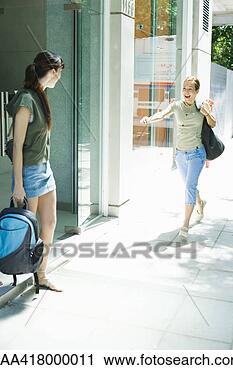 Arquivo de Fotografia - jovem,  mulheres, 
 saudação,  cada, 
 outro,  calçada. 
fotosearch - busca 
de fotos, imagens 
e clipart