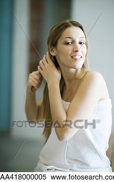 Banco de Imagem - mulher,  embrulhado, 
 toalha,  escovar, 
 cabelo. fotosearch 
- busca de fotos, 
imagens e clipart