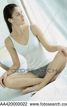 Banco de Imagem - mulher,  sentando, 
 cama,  roupa 
interior,  escutar, 
 mp3,  jogador. 
fotosearch - busca 
de fotos, imagens 
e clipart